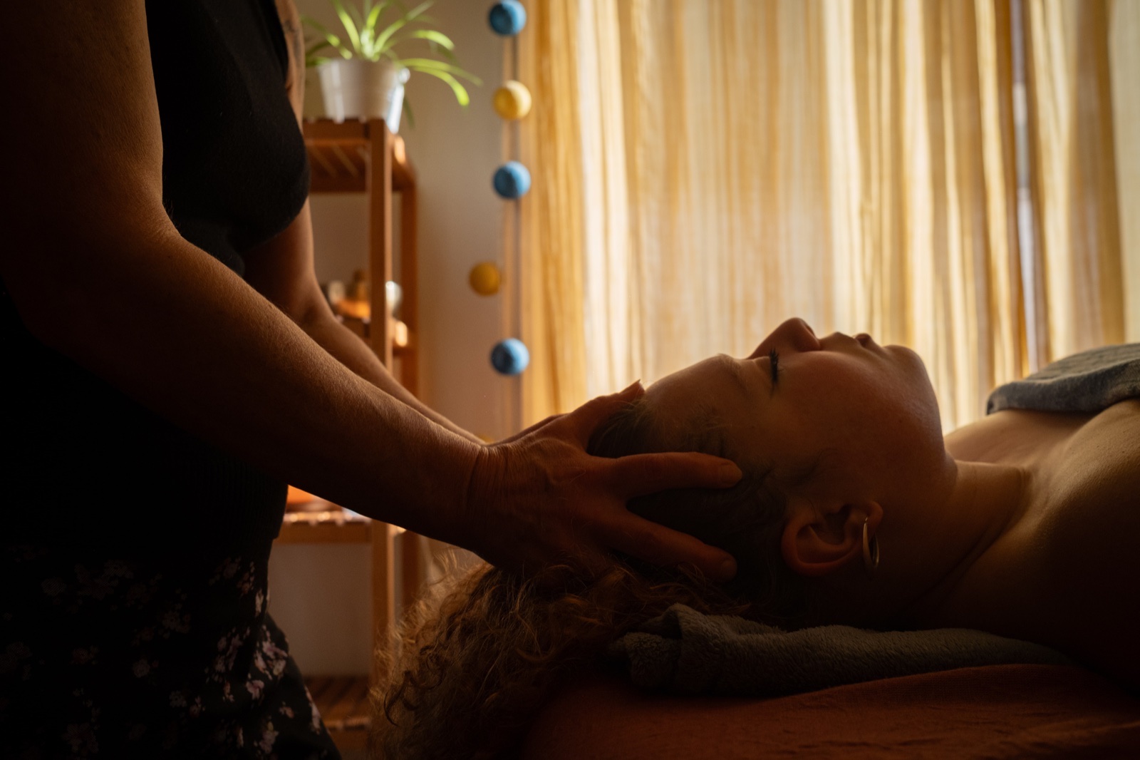 Nanou Mendeles accompagnant une cliente avec bienveillance